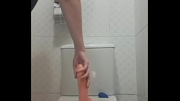 video big ass solo girl fucking a big dildo in a big pussy until she gets orgasm and squirts in the bathroom porn