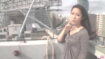 video la japonesa kaede kuroki con vaqueros rotos se folla a dos pollas porn