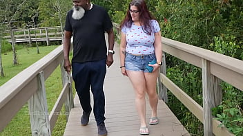 video una milf nerd se masturba y chupa una polla negra en el parque porn